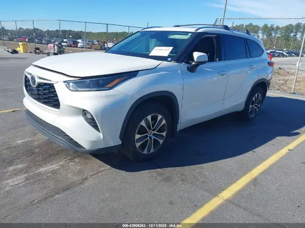 5TDHZRBH2MS115489 2021 TOYOTA HIGHLANDER - Image 2