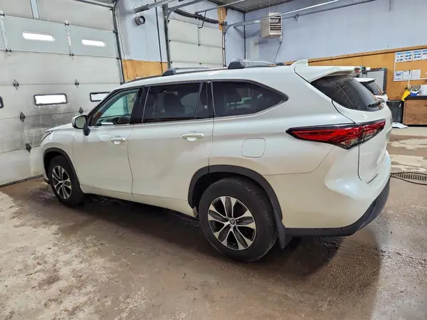 5TDHZRBH2MS134785 2021 TOYOTA HIGHLANDER - Image 2