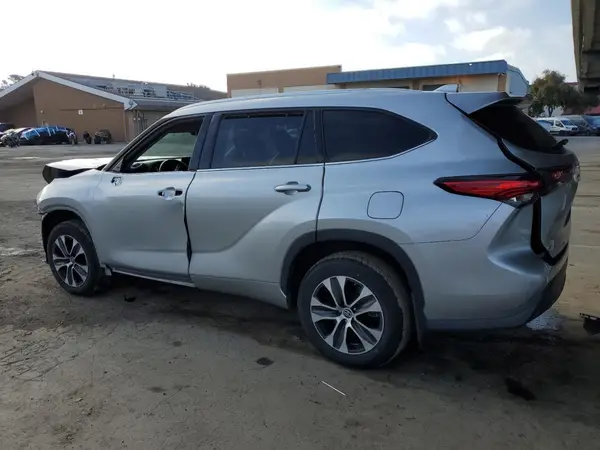 5TDHZRBH2MS555177 2021 TOYOTA HIGHLANDER - Image 2