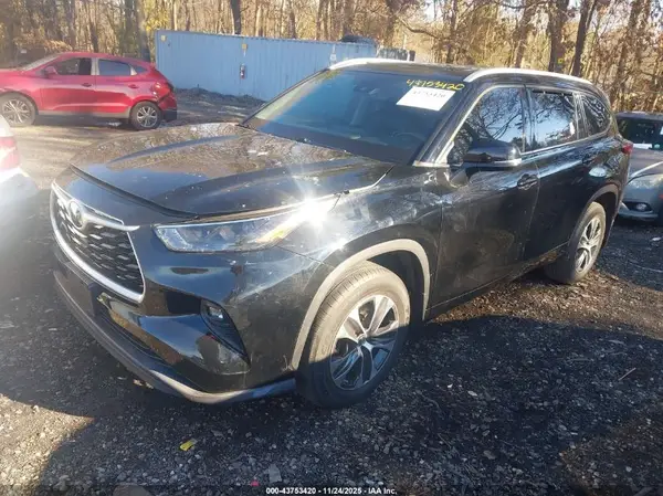 5TDHZRBH2NS163821 2022 TOYOTA HIGHLANDER - Image 2