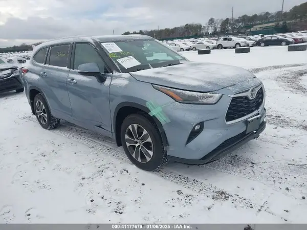 5TDHZRBH2NS168663 2022 TOYOTA HIGHLANDER - Image 1