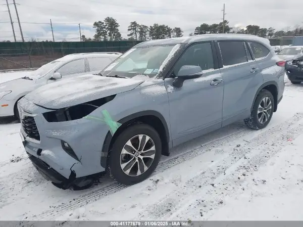 5TDHZRBH2NS168663 2022 TOYOTA HIGHLANDER - Image 2