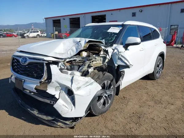 5TDHZRBH2NS175452 2022 TOYOTA HIGHLANDER - Image 2