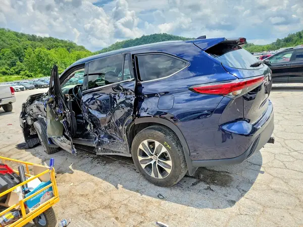 5TDHZRBH2NS178481 2022 TOYOTA HIGHLANDER - Image 2