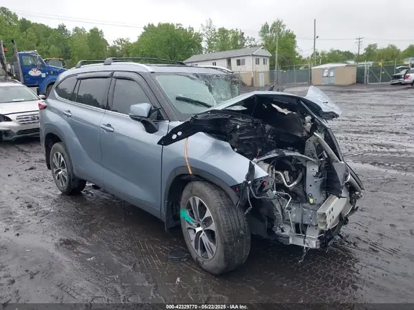 5TDHZRBH2NS191084 2022 TOYOTA HIGHLANDER - Image 1