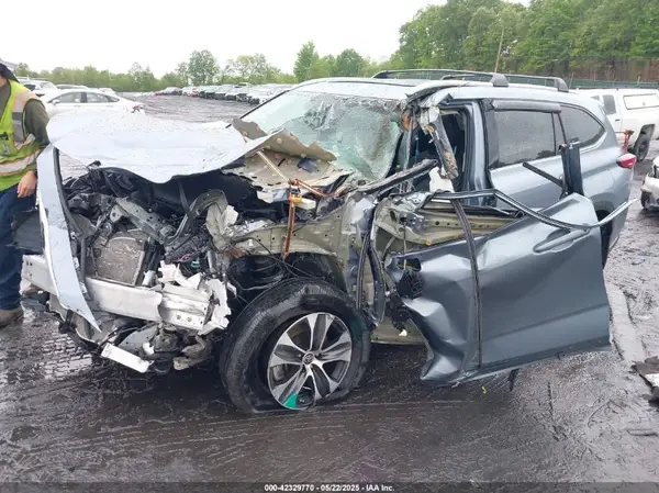 5TDHZRBH2NS191084 2022 TOYOTA HIGHLANDER - Image 2