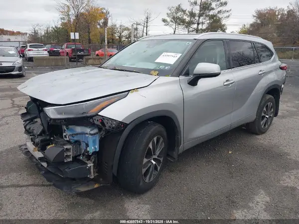 5TDHZRBH2NS204898 2022 TOYOTA HIGHLANDER - Image 2