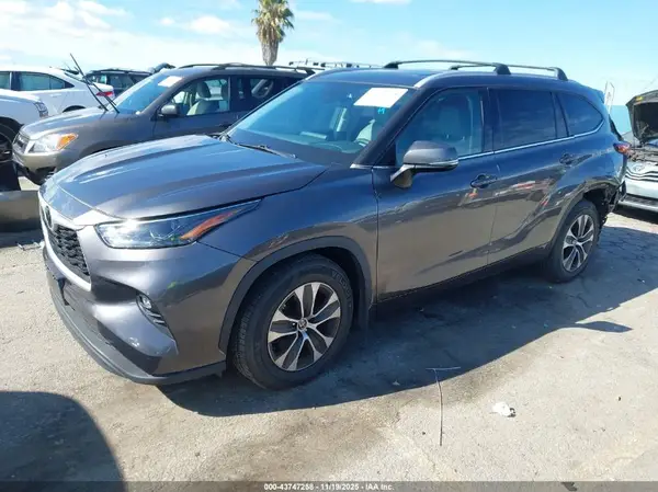 5TDHZRBH2NS232250 2022 TOYOTA HIGHLANDER - Image 2