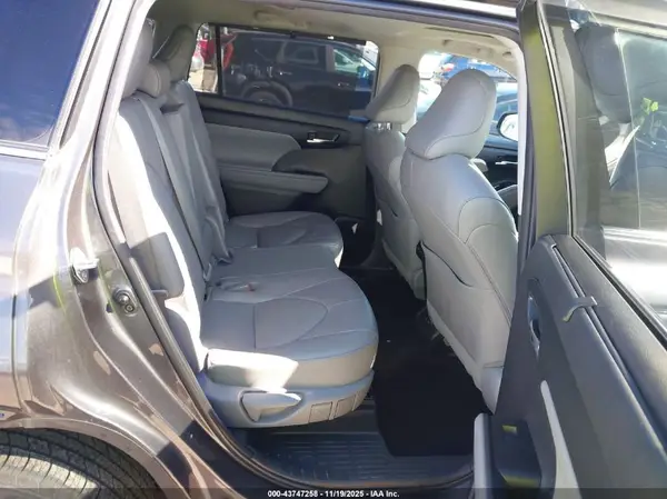 5TDHZRBH2NS232250 2022 TOYOTA HIGHLANDER - Image 8
