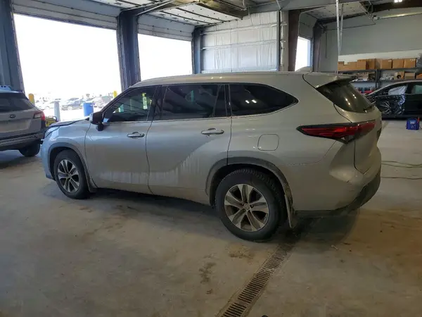 5TDHZRBH2NS576175 2022 TOYOTA HIGHLANDER - Image 2