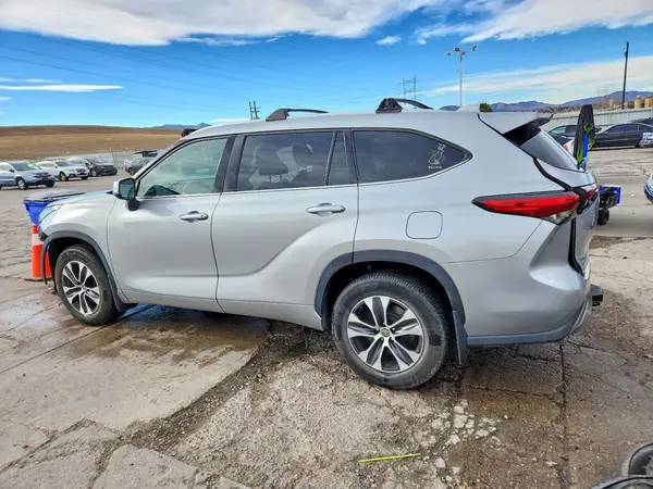 5TDHZRBH3LS519481 2020 TOYOTA HIGHLANDER - Image 2