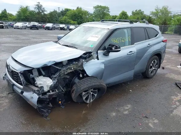 5TDHZRBH3MS089369 2021 TOYOTA HIGHLANDER - Image 2