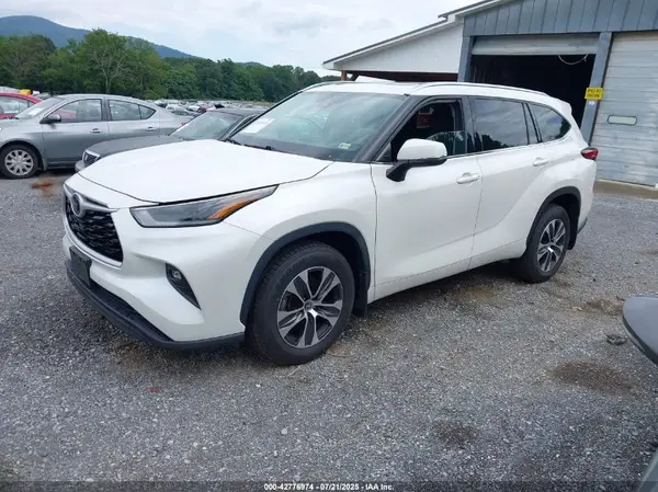 5TDHZRBH3MS548044 2021 TOYOTA HIGHLANDER - Image 2
