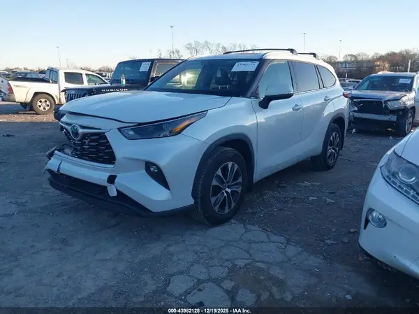 5TDHZRBH3NS207888 2022 TOYOTA HIGHLANDER - Image 2