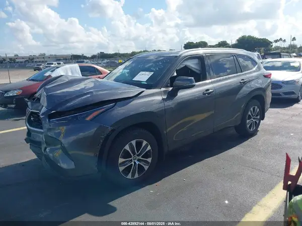 5TDHZRBH3NS214999 2022 TOYOTA HIGHLANDER - Image 2