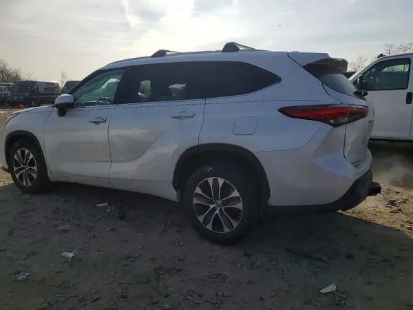 5TDHZRBH3NS563659 2022 TOYOTA HIGHLANDER - Image 2