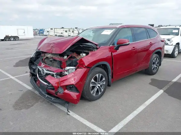 5TDHZRBH3NS565086 2022 TOYOTA HIGHLANDER - Image 2