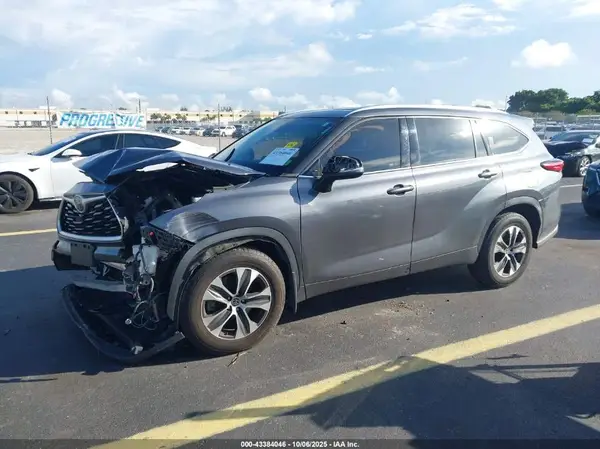 5TDHZRBH4LS035870 2020 TOYOTA HIGHLANDER - Image 2