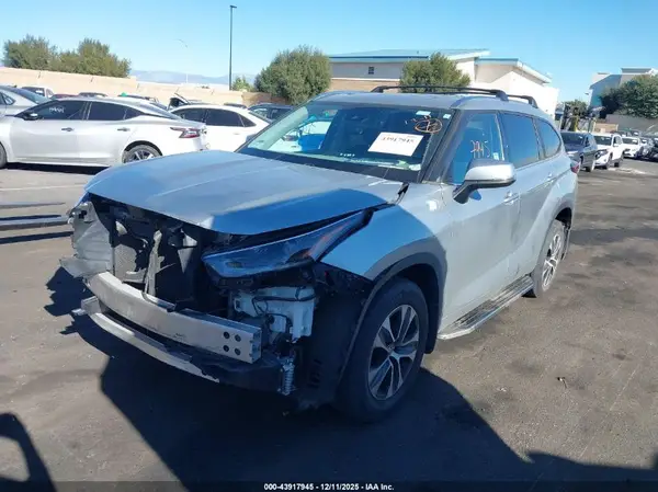 5TDHZRBH4MS063606 2021 TOYOTA HIGHLANDER - Image 2