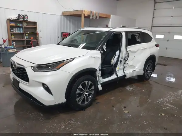 5TDHZRBH4MS552698 2021 TOYOTA HIGHLANDER - Image 2
