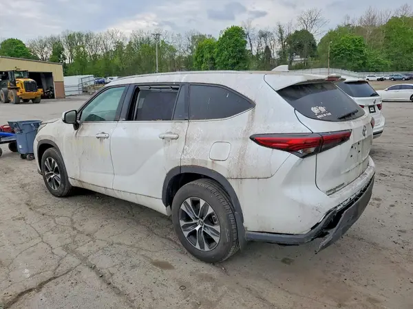 5TDHZRBH4NS163156 2022 TOYOTA HIGHLANDER - Image 2