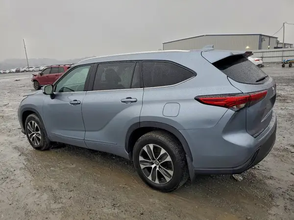 5TDHZRBH4NS172763 2022 TOYOTA HIGHLANDER - Image 2