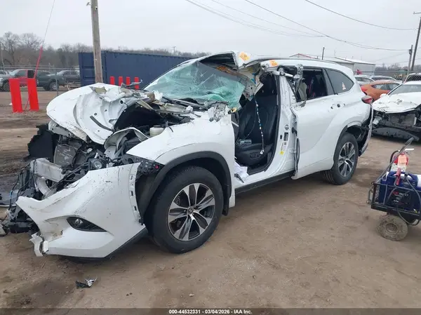 5TDHZRBH4NS235862 2022 TOYOTA HIGHLANDER - Image 2