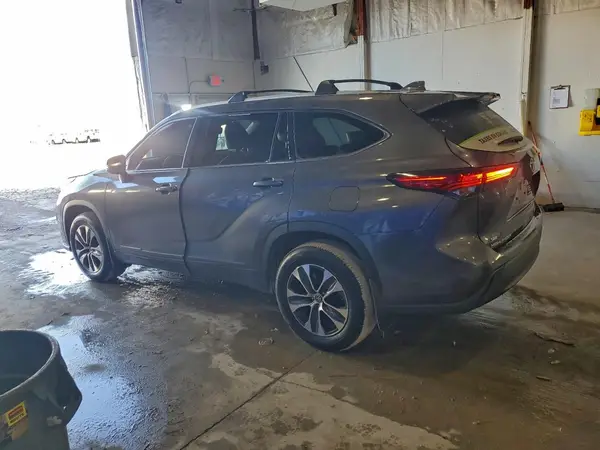 5TDHZRBH4NS257697 2022 TOYOTA HIGHLANDER - Image 2