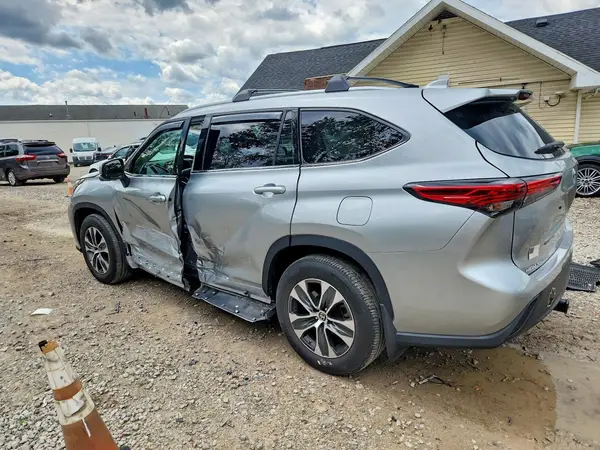 5TDHZRBH4NS577943 2022 TOYOTA HIGHLANDER - Image 2