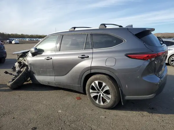 5TDHZRBH4NS585976 2022 TOYOTA HIGHLANDER - Image 2