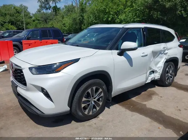 5TDHZRBH4NS591504 2022 TOYOTA HIGHLANDER - Image 2