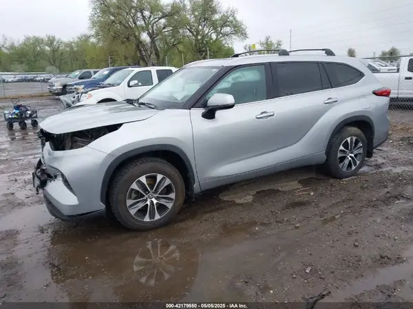 5TDHZRBH4NS597187 2022 TOYOTA HIGHLANDER - Image 2