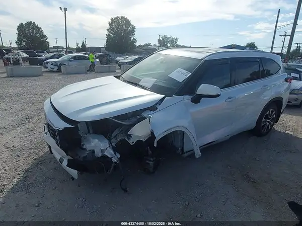 5TDHZRBH5NS167300 2022 TOYOTA HIGHLANDER - Image 2