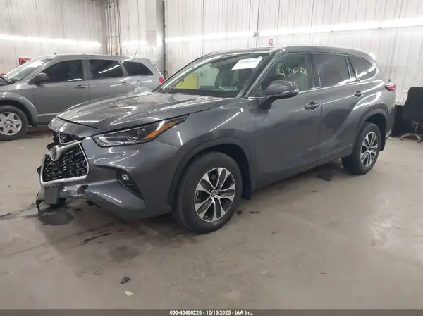 5TDHZRBH5NS176062 2022 TOYOTA HIGHLANDER - Image 2