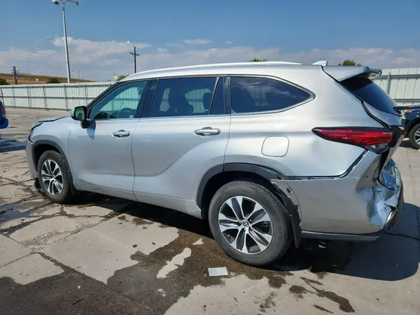 5TDHZRBH5NS577658 2022 TOYOTA HIGHLANDER - Image 2