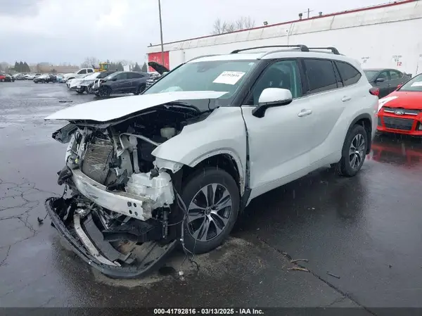 5TDHZRBH5NS579409 2022 TOYOTA HIGHLANDER - Image 2
