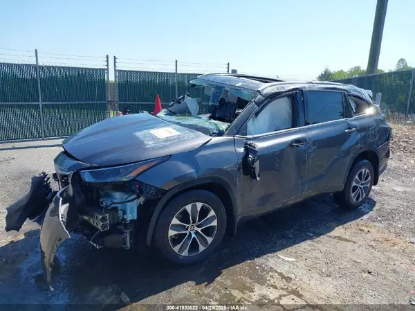 5TDHZRBH5NS582813 2022 TOYOTA HIGHLANDER - Image 2
