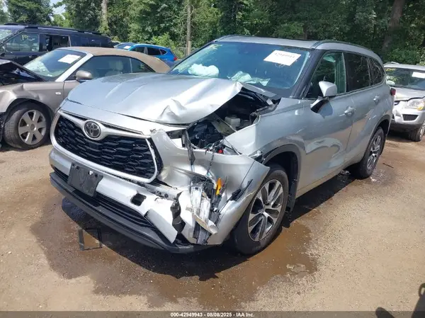 5TDHZRBH6LS501895 2020 TOYOTA HIGHLANDER - Image 2