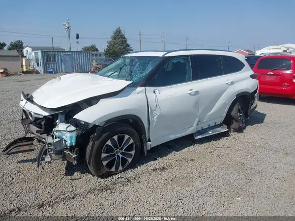 5TDHZRBH6LS511973 2020 TOYOTA HIGHLANDER - Image 2