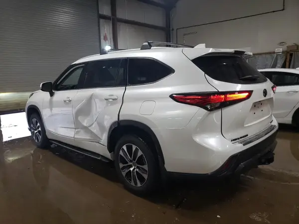 5TDHZRBH6NS165765 2022 TOYOTA HIGHLANDER - Image 2