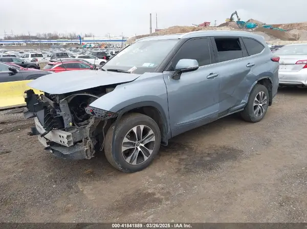 5TDHZRBH6NS193727 2022 TOYOTA HIGHLANDER - Image 2