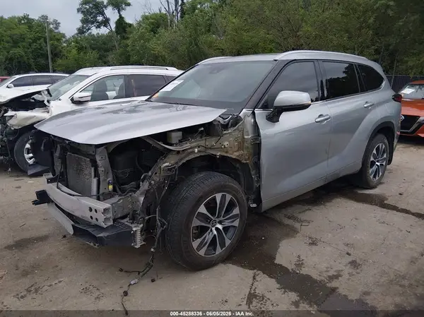 5TDHZRBH6NS247057 2022 TOYOTA HIGHLANDER - Image 2