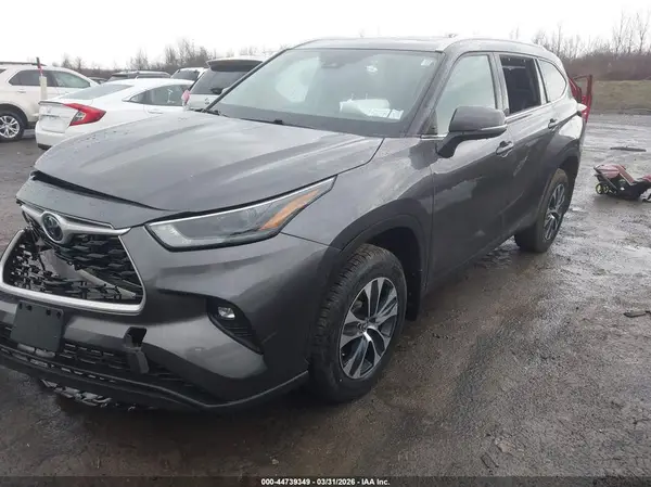 5TDHZRBH6NS576051 2022 TOYOTA HIGHLANDER - Image 2