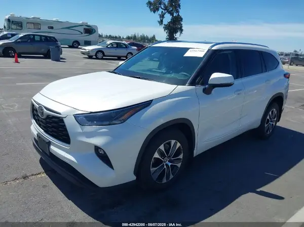 5TDHZRBH7MS065818 2021 TOYOTA HIGHLANDER - Image 2