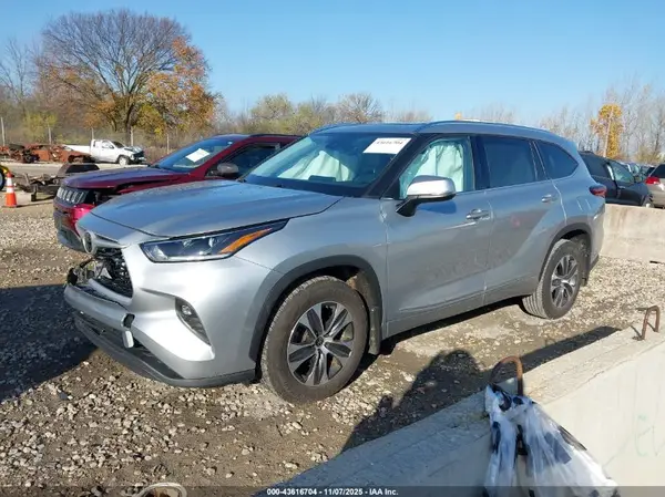 5TDHZRBH7MS119702 2021 TOYOTA HIGHLANDER - Image 2