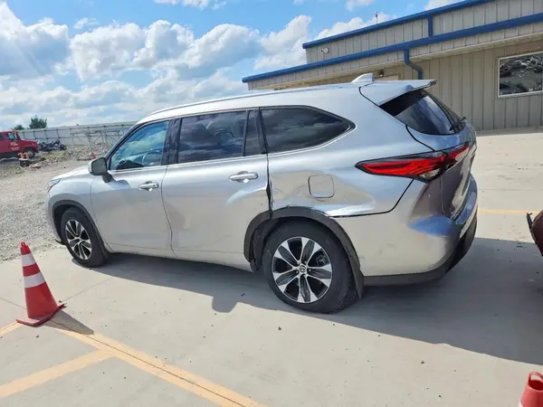 5TDHZRBH7MS523194 2021 TOYOTA HIGHLANDER - Image 2