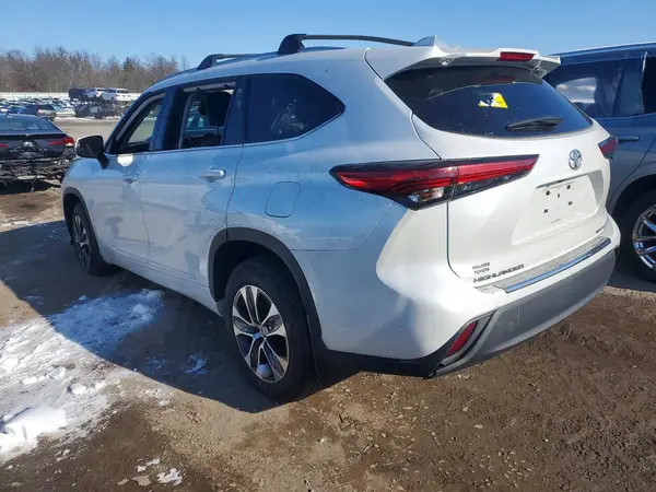 5TDHZRBH7NS222877 2022 TOYOTA HIGHLANDER - Image 2