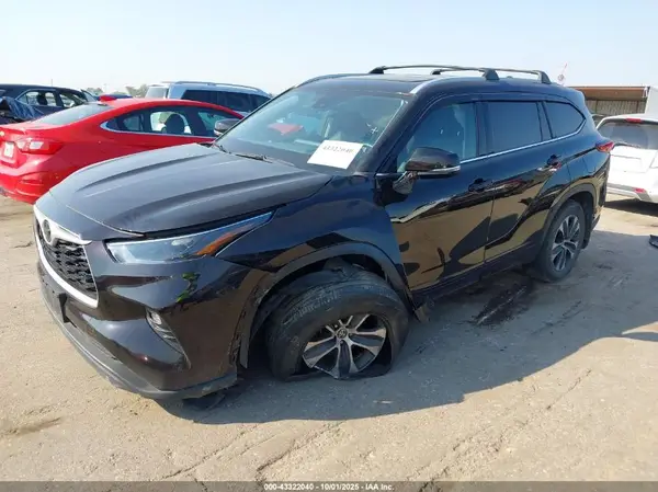 5TDHZRBH7NS239274 2022 TOYOTA HIGHLANDER - Image 2