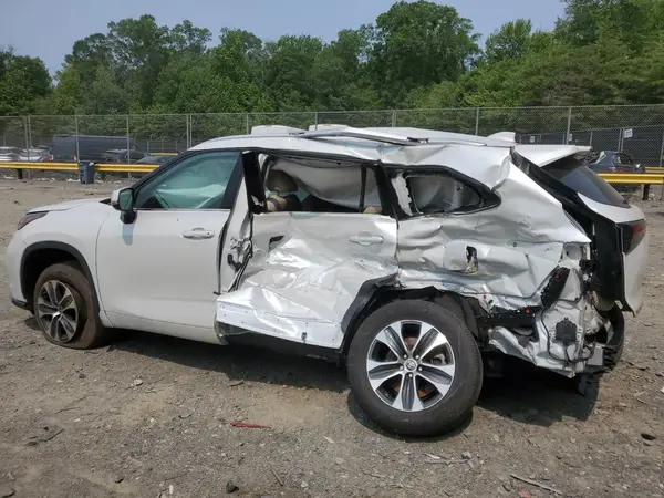 5TDHZRBH7NS563387 2022 TOYOTA HIGHLANDER - Image 2