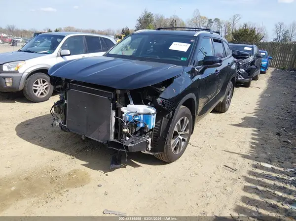 5TDHZRBH7NS581808 2022 TOYOTA HIGHLANDER - Image 2